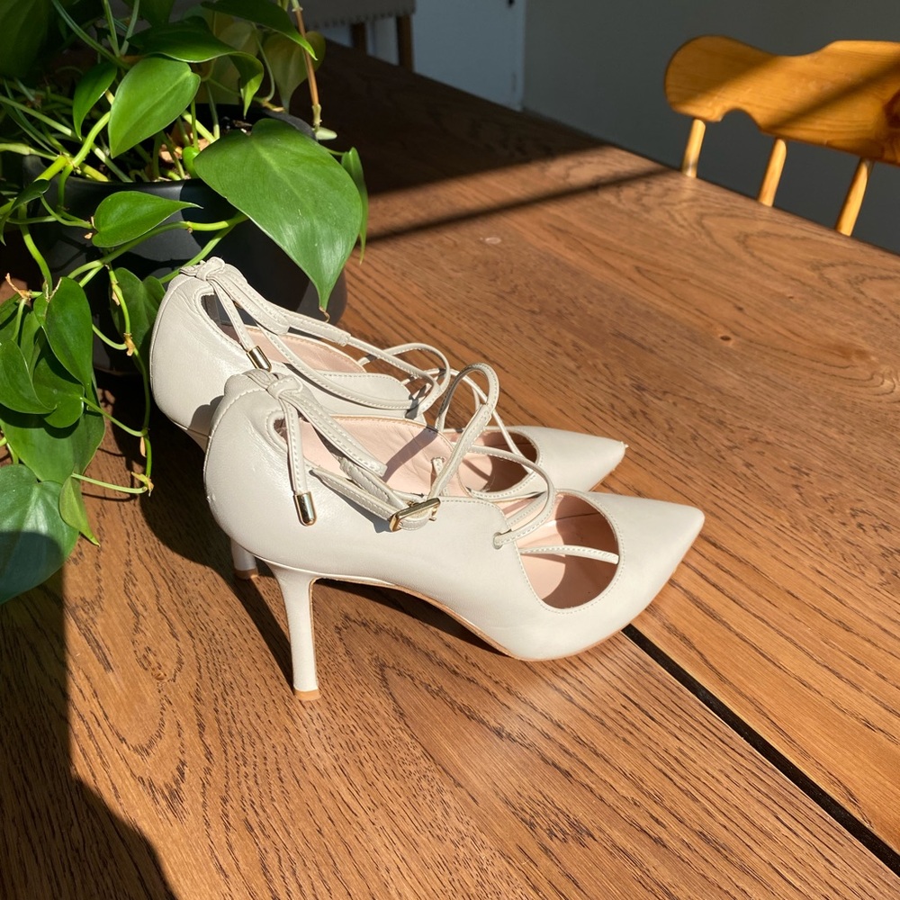 Kate spade heels with bow in the back